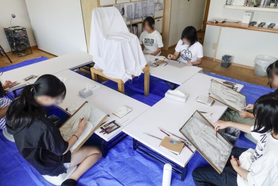 白布とパイプ椅子のデッサン制作風景