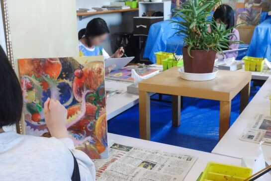 想定アクリル画「アロエを使って」制作風景７週目(千葉市の子ども絵画教室｜穴川キッズアトリエ・ベアヒェン）