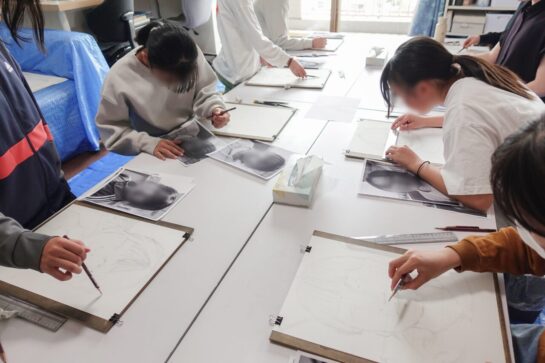 写真模写（自画像）レッスン風景2026｜千葉市稲毛区の絵画教室穴川キッズアトリエ・ベアヒェン