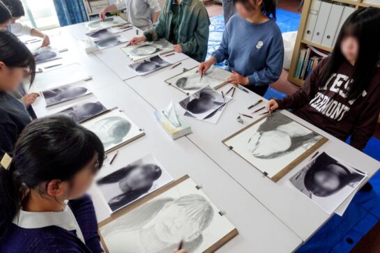自画像写真模写制作風景｜千葉市稲毛区の絵画教室　穴川キッズアトリエ・ベアヒェン