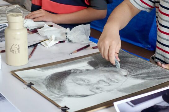 自画像写真模写 制作風景｜千葉市稲毛区の絵画教室　穴川キッズアトリエ・ベアヒェン