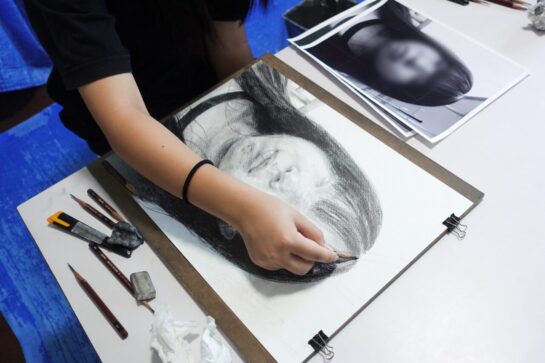 自画像写真模写 制作風景｜千葉市稲毛区の絵画教室　穴川キッズアトリエ・ベアヒェン