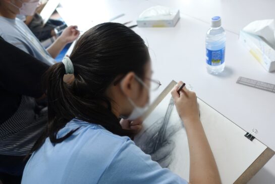 鉛筆デッサン（手と鉛筆）｜千葉市稲毛区の絵画教室 穴川キッズアトリエベアヒェン