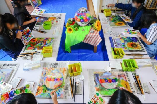 アクリル静物画（カラフルな静物）制作風景｜千葉市稲毛区の子供絵画教室 穴川キッズアトリエ・ベアヒェン